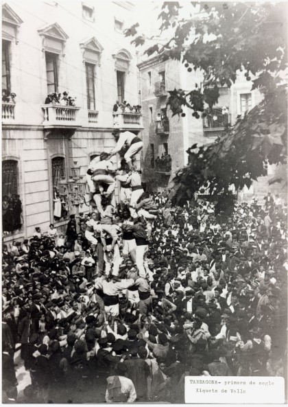 Santa Tecla 1901: tres colles de Xiquets de Valls i anunci de castell de nou