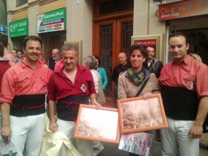 Entrega de la foto del 1900 a l'Ajuntament i a la colla Jove de Sitges