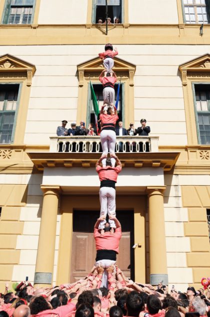 La Colla Vella dels Xiquets de Valls descarrega el primer pilar de 6 de la temporada