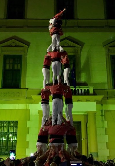 La Colla Vella dels Xiquets de Valls enamora al públic amb els primers castells de set al 73è Festival Mandorlo in Fiore.