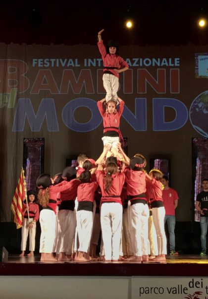 La canalla protagonista en el segon dia de viatge de la Colla Vella a Sicília