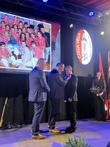 LLIURAMENT DE LA INSÍGNIA D'OR A L'ALBERT MARTÍNEZ ISERN, CAP DE COLLA DE LA COLLA VELLA DELS XIQUETS DE VALLS, ELS ANYS 2017 a 2022